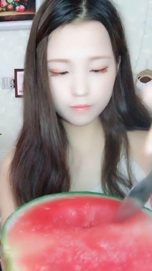 今日头条小姐姐吃瓜,小姐姐吃瓜，揭秘娱乐圈幕后真相！