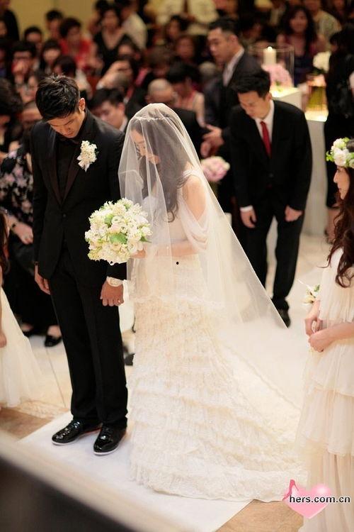 明星网红蕾丝婚纱,明星网红的优雅之选，演绎浪漫婚典风采