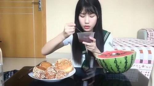 黑妹和小眼睛吃瓜,黑妹与小眼睛的瓜界风云录