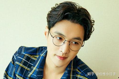 眼镜男明星网红,揭秘眼镜男明星网红的时尚风采
