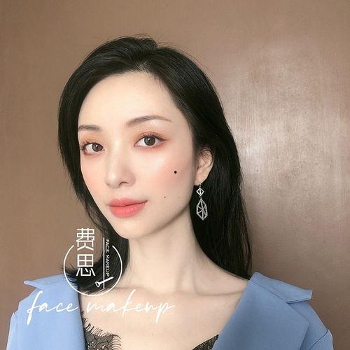 给明星网红化妆,打造时尚魅力的化妆技巧