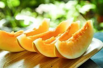 宝宝吃黑蜜瓜好不好,宝宝食用黑蜜瓜的益处与注意事项